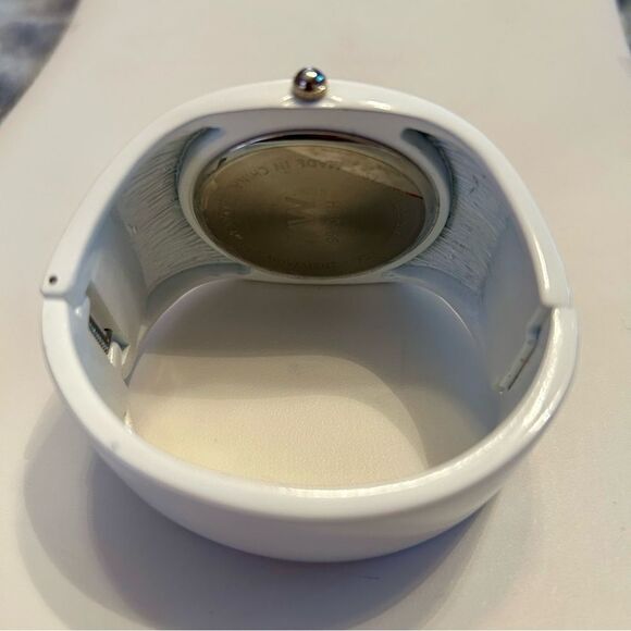 White Quartz MW Wearable Bracelet Watch - Picture 5 of 7